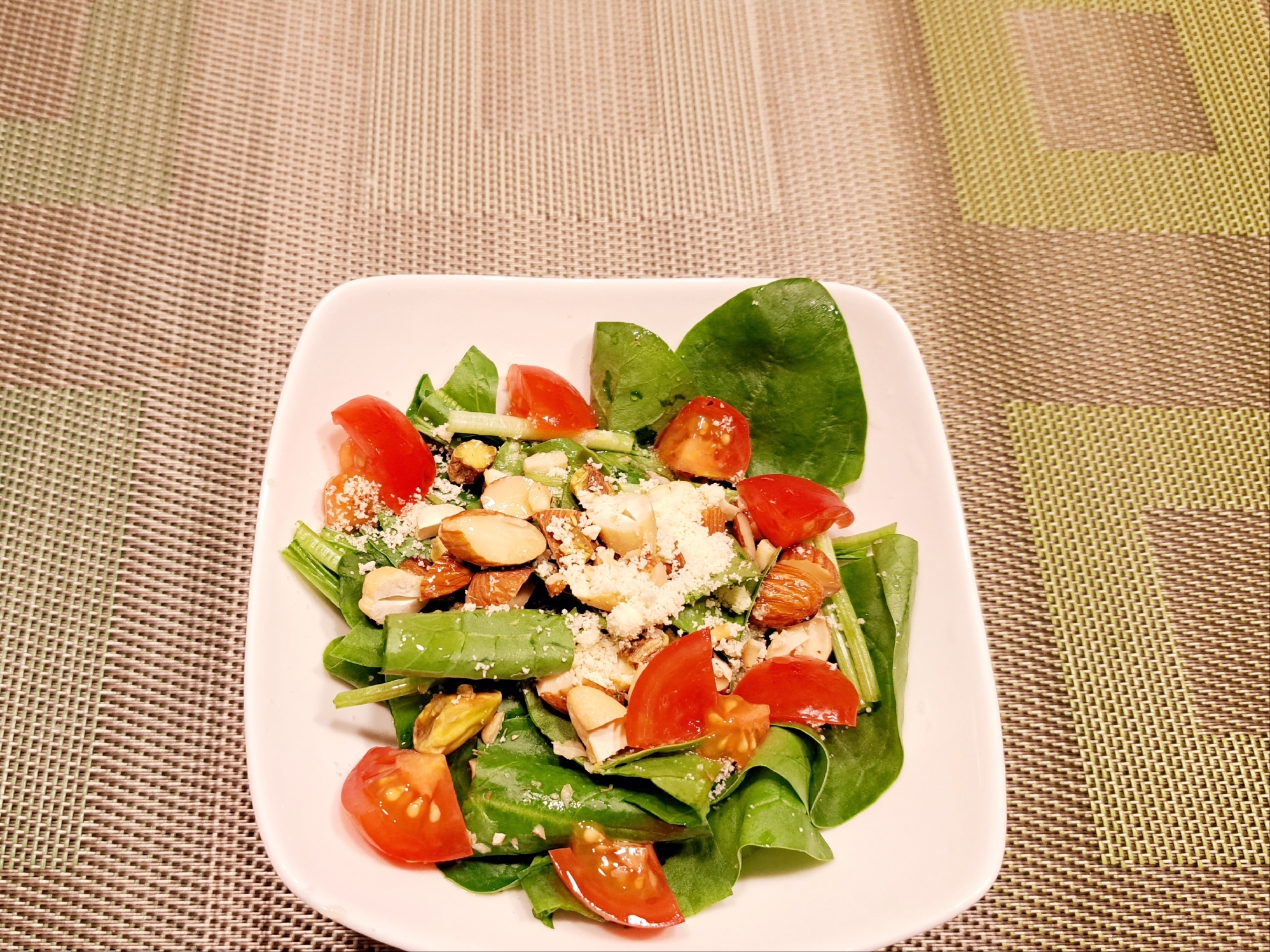 クリスマスに☆ほうれん草とナッツ、トマトのサラダ