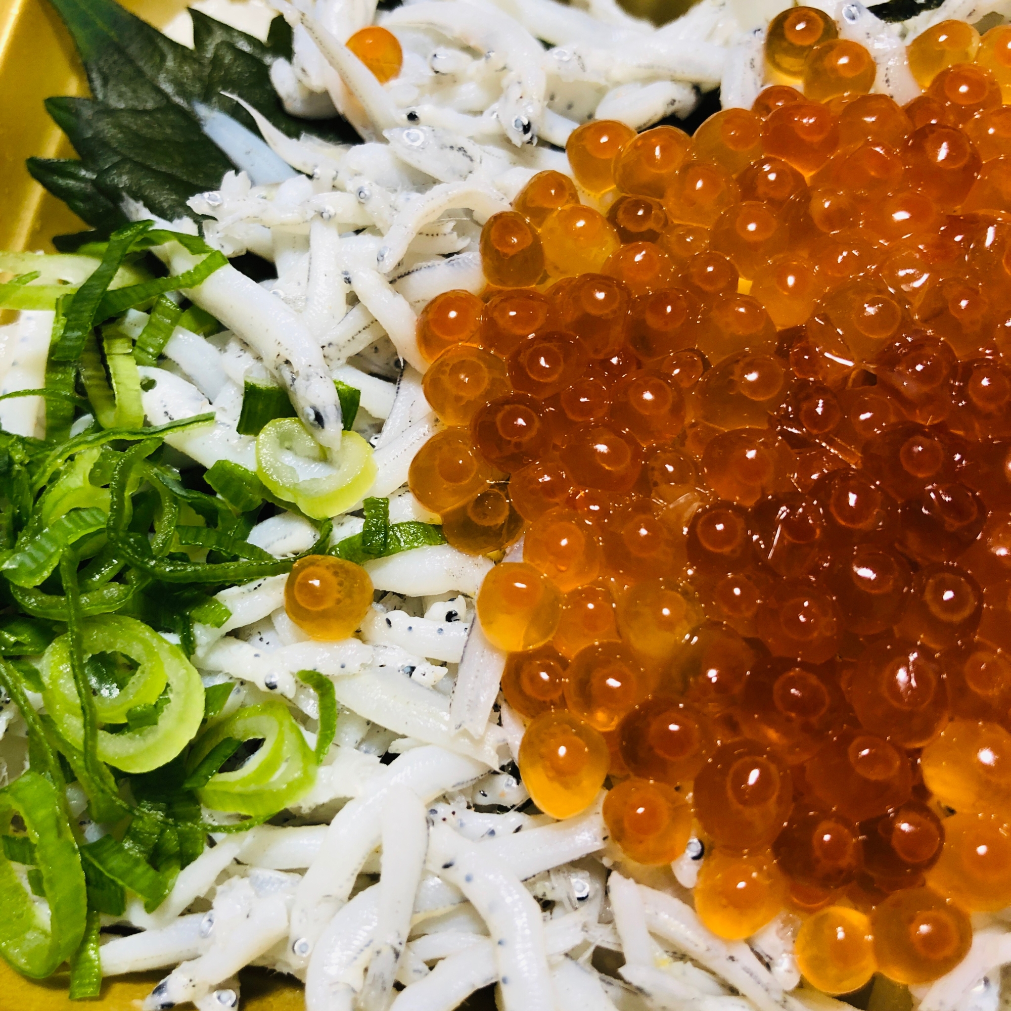 釜揚げしらすといくらのせ丼