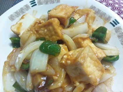 赤ピーマンなんて洒落た野菜は我が家にあった事ないけど、ピーマン、玉ねぎなら常備！調味料もある物でOKだし、厚揚げ大好きにはタマラナイ一品です。リピします！