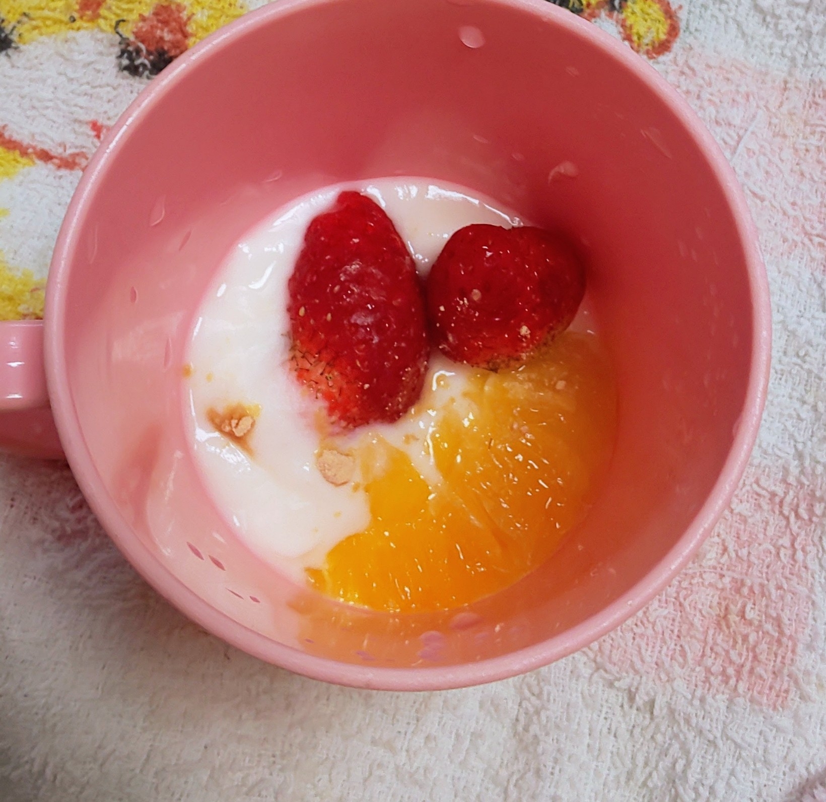 いちごとみかんのヨーグルト