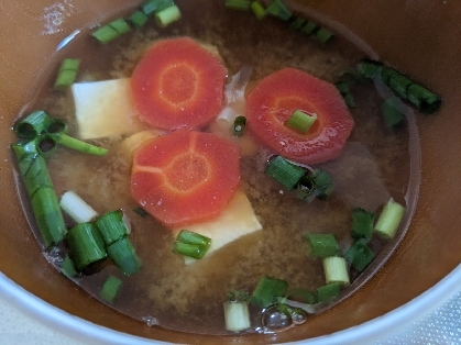 金時人参と豆腐とネギのお味噌汁