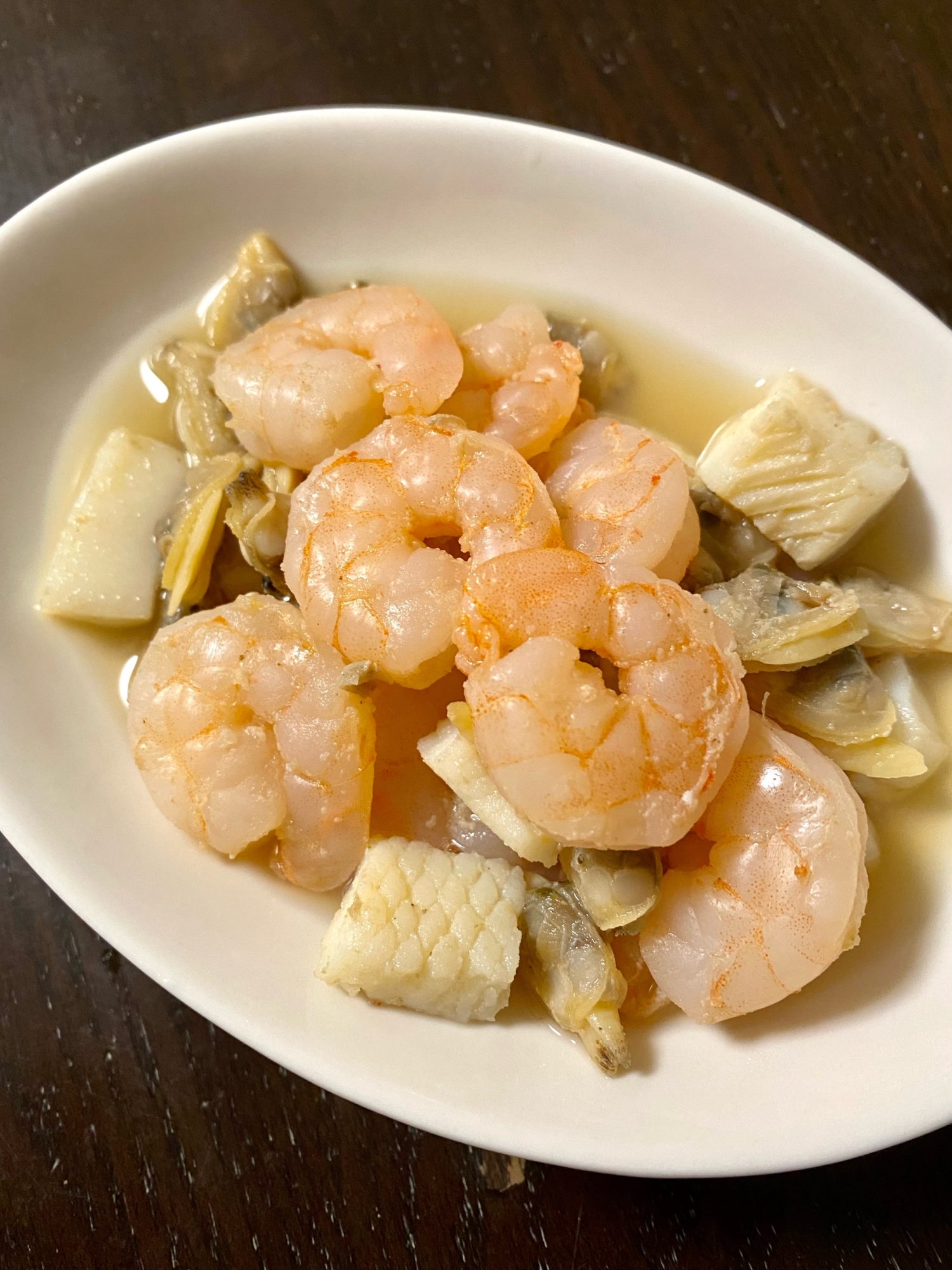 白い皿に盛り付けたシーフードミックスの白ワイン炒め