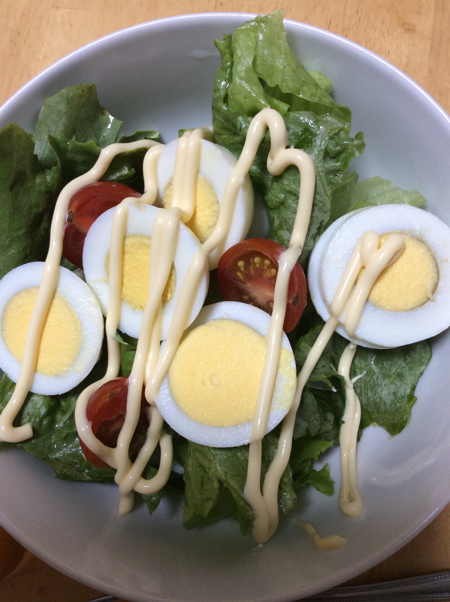 ゆで卵で栄養満点サラダ