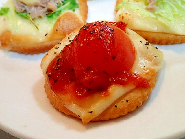 とろけるチーズとプチトマトのピザ風味リッツ