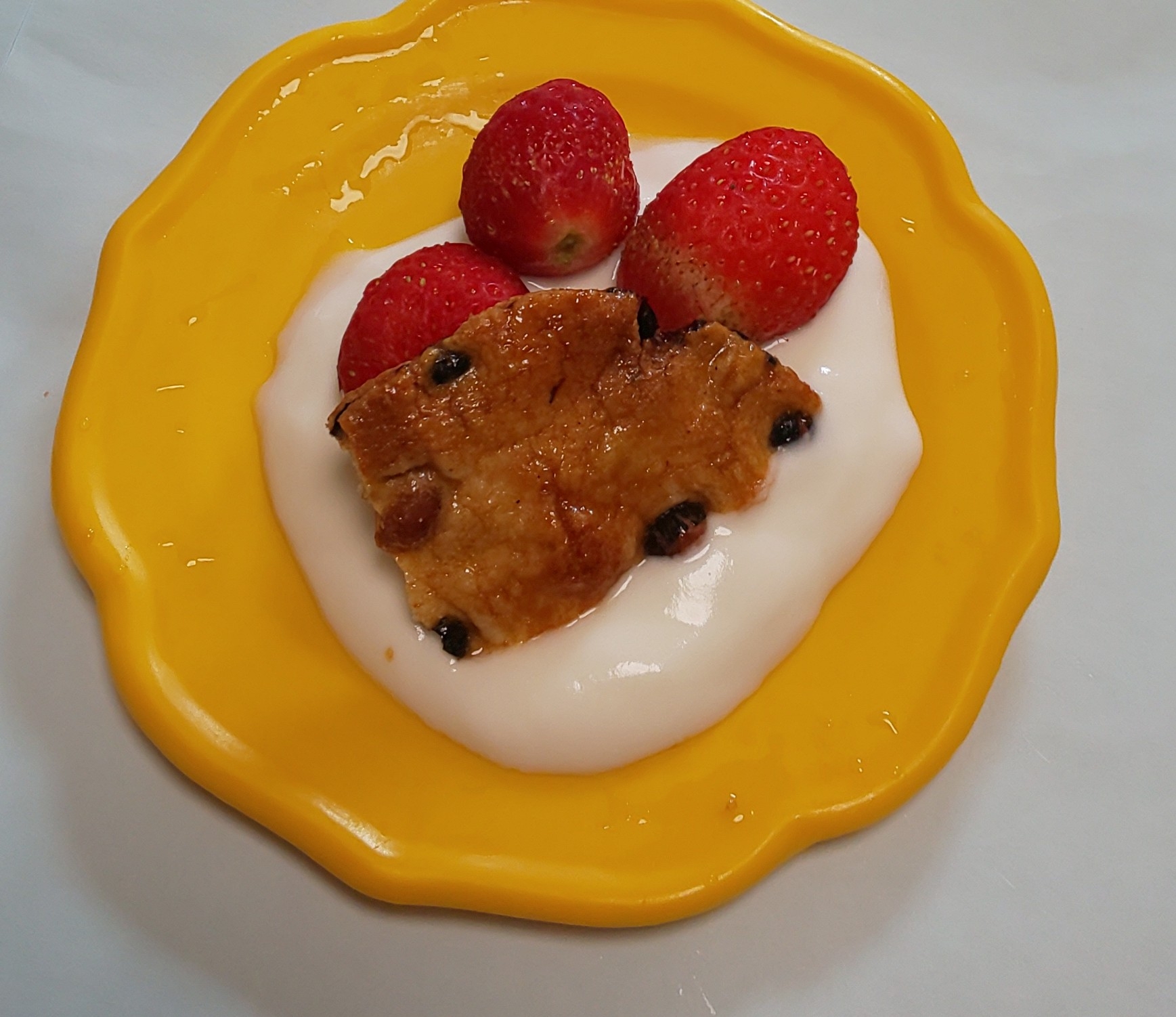 ヨーグルトにいちごお煎餅を♪