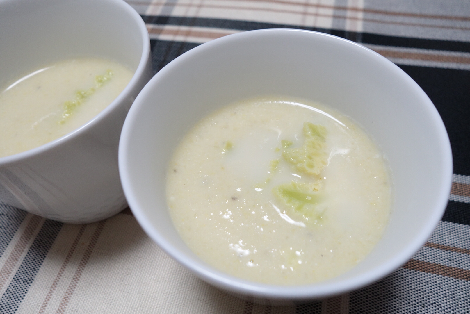 白い器に入ったカリッコリーのポタージュ