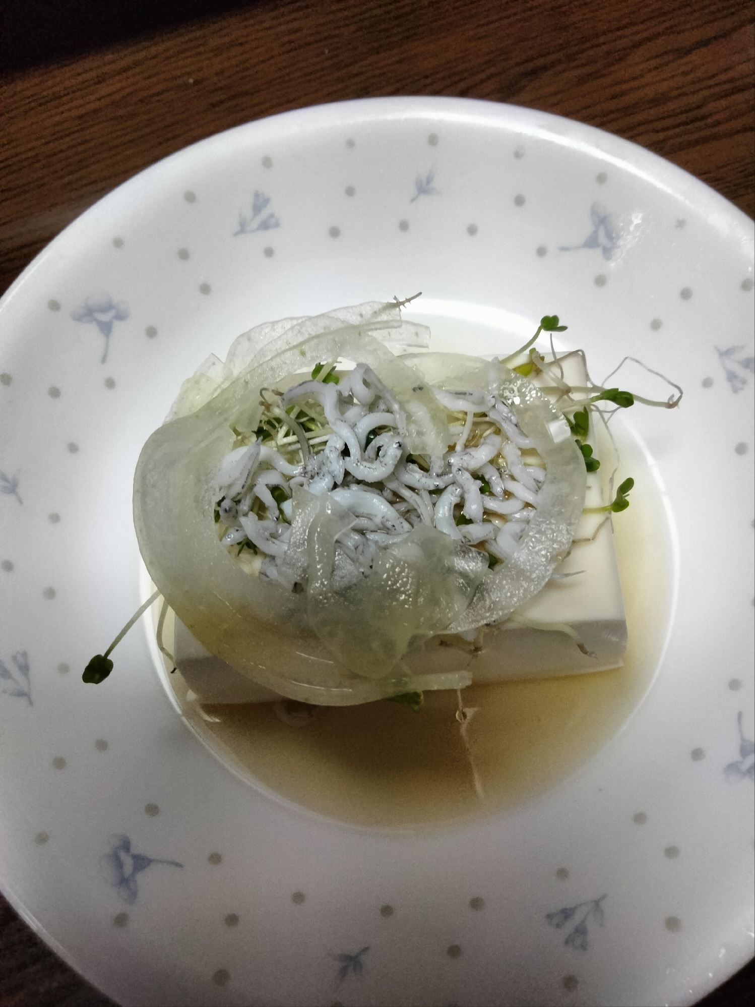 冷奴アレンジ スプラウトしらす玉ねぎスライスのせて