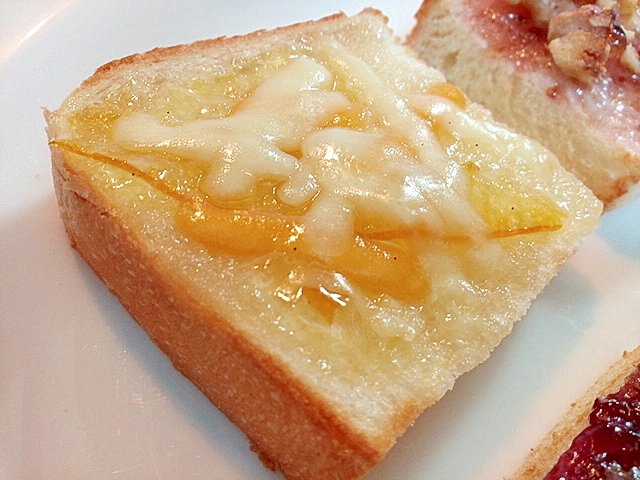 オレンジマーマレードととろけるチーズのトースト