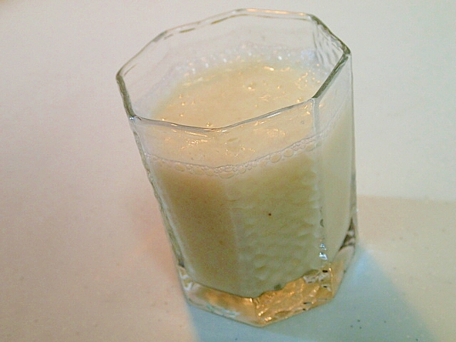 バナナと梅蒟蒻ゼリーとりんご酢の美的ミルクジュース