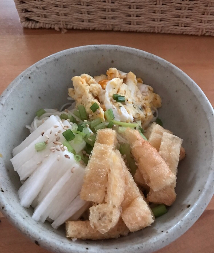 カリカリ油揚げ、長芋、炒り卵のそうめん