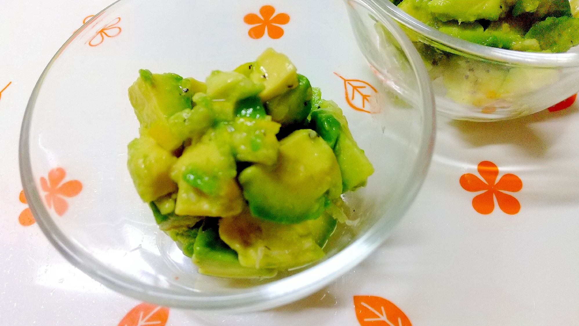 ガラスの器に盛り付けられたゆずはちみつのアボカドサラダ