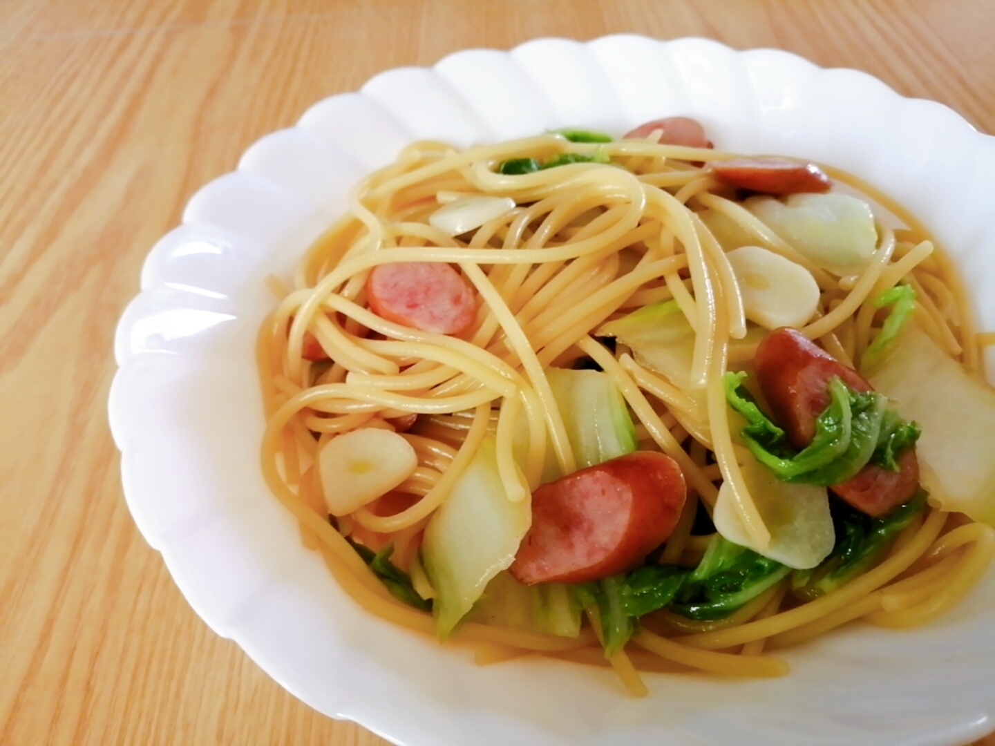 白菜とウインナーのにんにく醤油パスタ