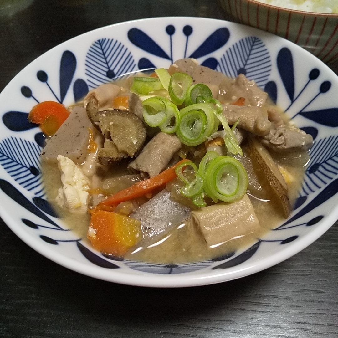 早めに煮込んで寝かせる豚もつ煮