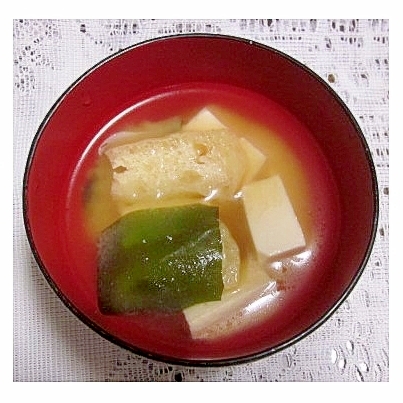 わかめ・木綿豆腐・油揚げの冷やし味噌汁