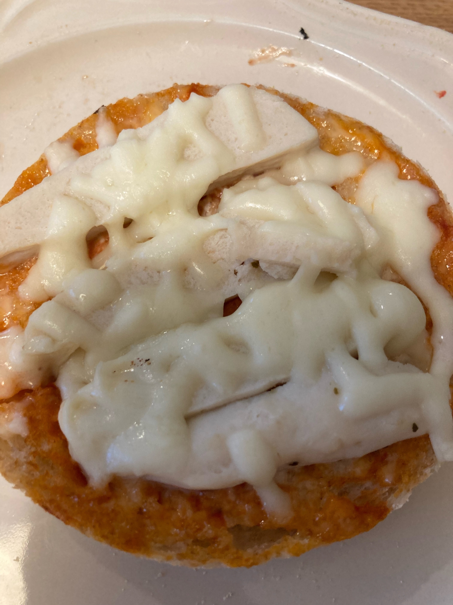 チキンサラダとピザのオープンサンド