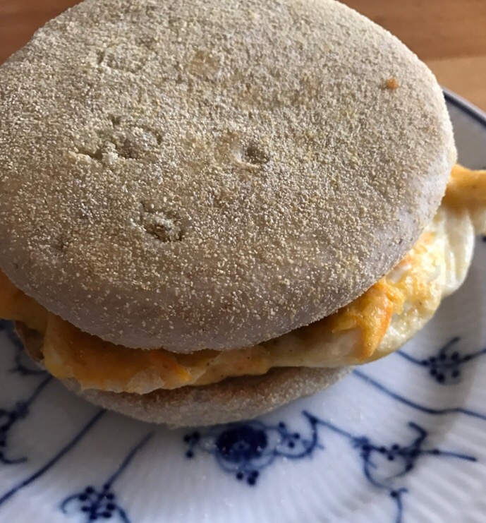 人参の卵焼きのイングリッシュマフィンサンド