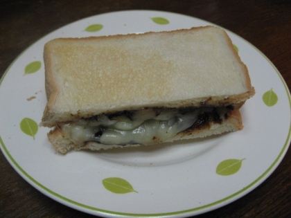 私もトースターで焼いてサンドイッチにしました。チーズと海苔が合いますね(^_-)-☆