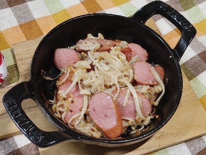 バターが香る♡えのきとソーセージの粒マスタード炒め