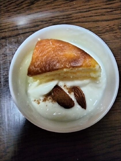 チーズケーキとアーモンドのシナモン風味ヨーグルト