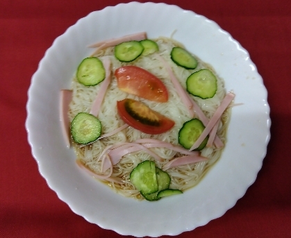 ボンレスハムと人参と玉子とトマトと胡瓜の冷麺