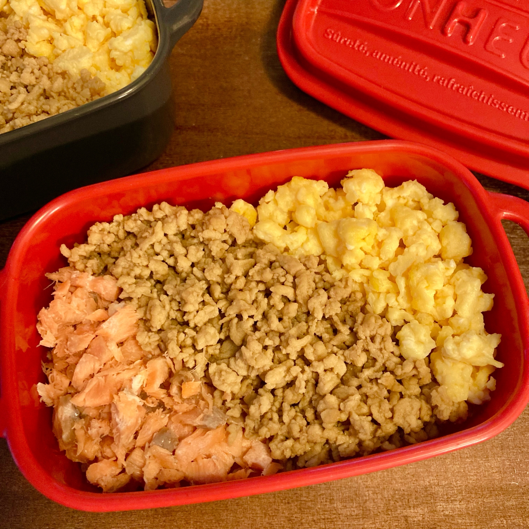 大豆ミートと鮭の３色丼