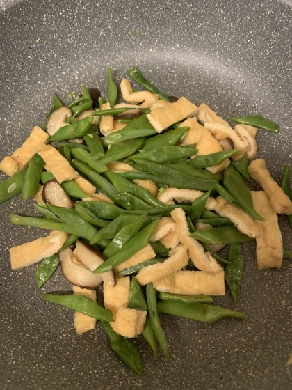 簡単です！
油揚げによく味が染み、一緒に食べるモロッコいんげんの味も活きて副菜一品に最適です！
冷蔵庫に余ったいた椎茸も入れてみました！