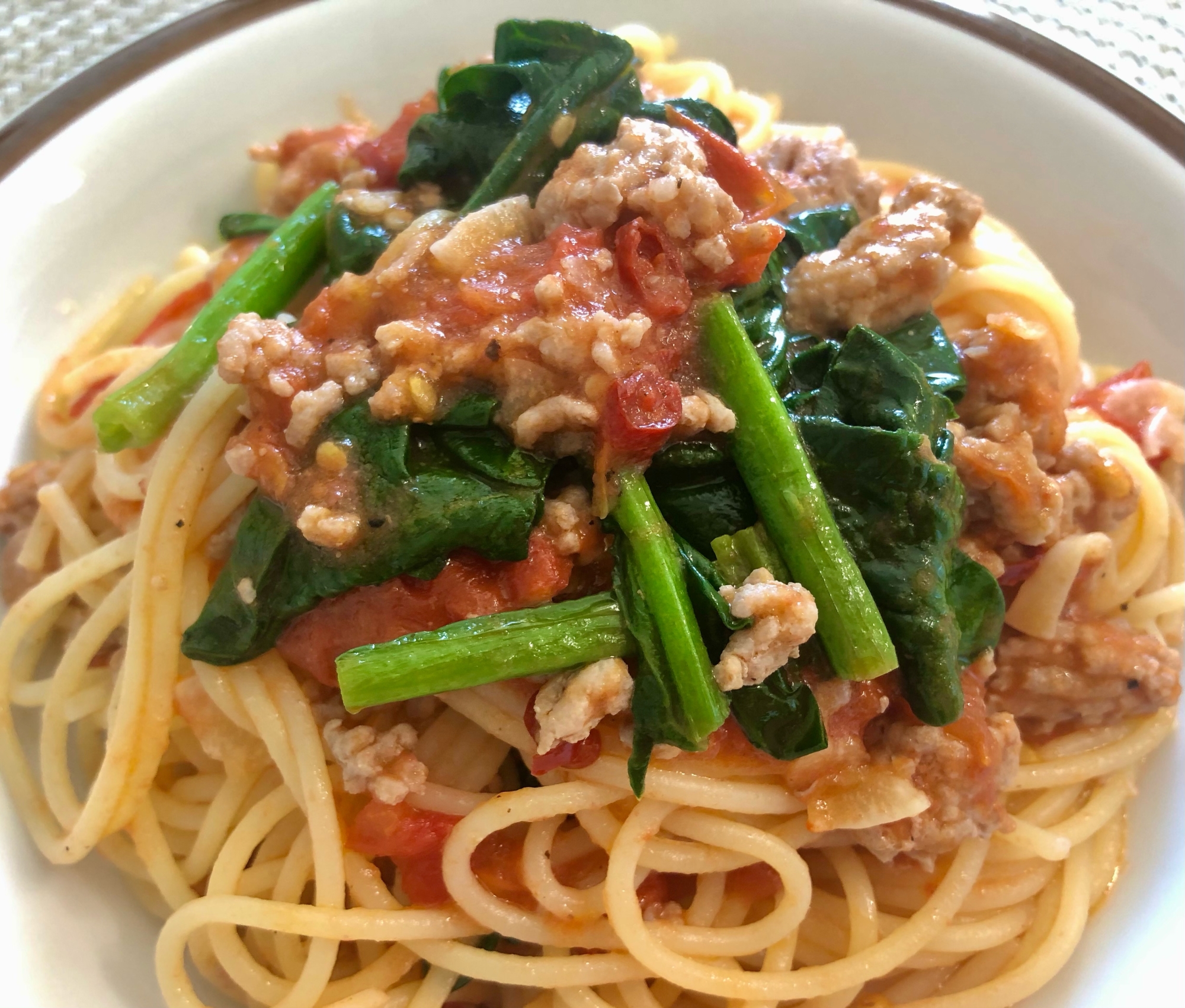 在宅ランチ♫生トマトとほうれん草のピリ辛挽肉パスタ