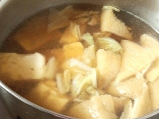 お肉の代わりにお揚げを入れて作りました。鶏ガラ味噌味のお鍋、美味しかったです♪