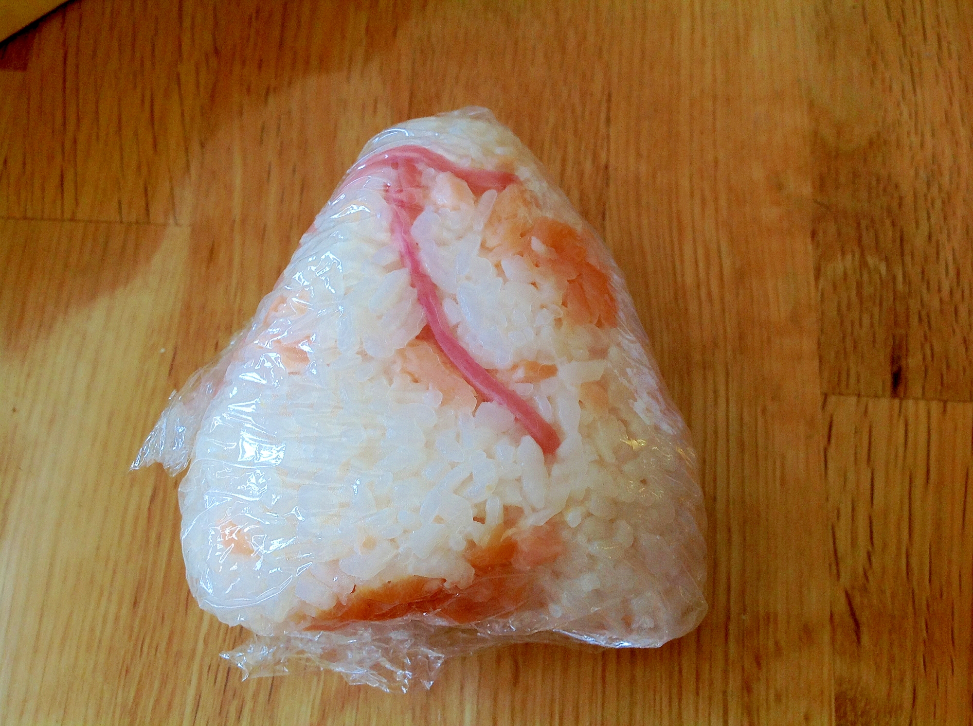 鮭フレークと紅生姜入り酢飯のおにぎり