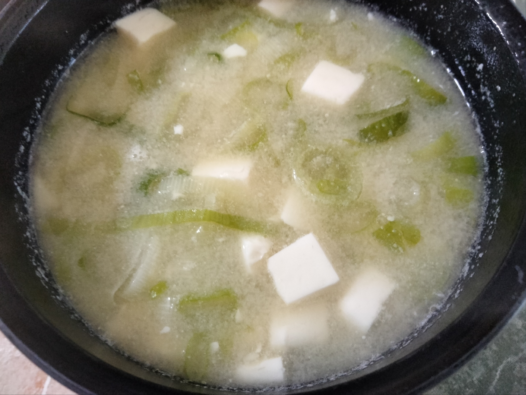 長ネギと絹ごし豆腐の味噌汁