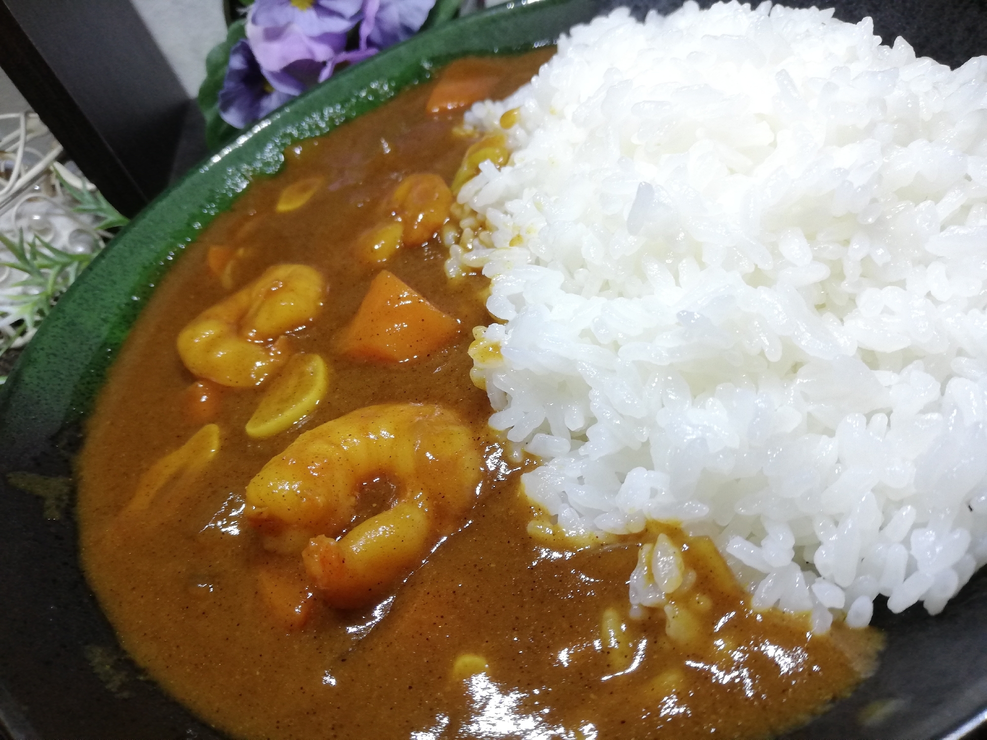 隠し味はしょっつる！エビカレー