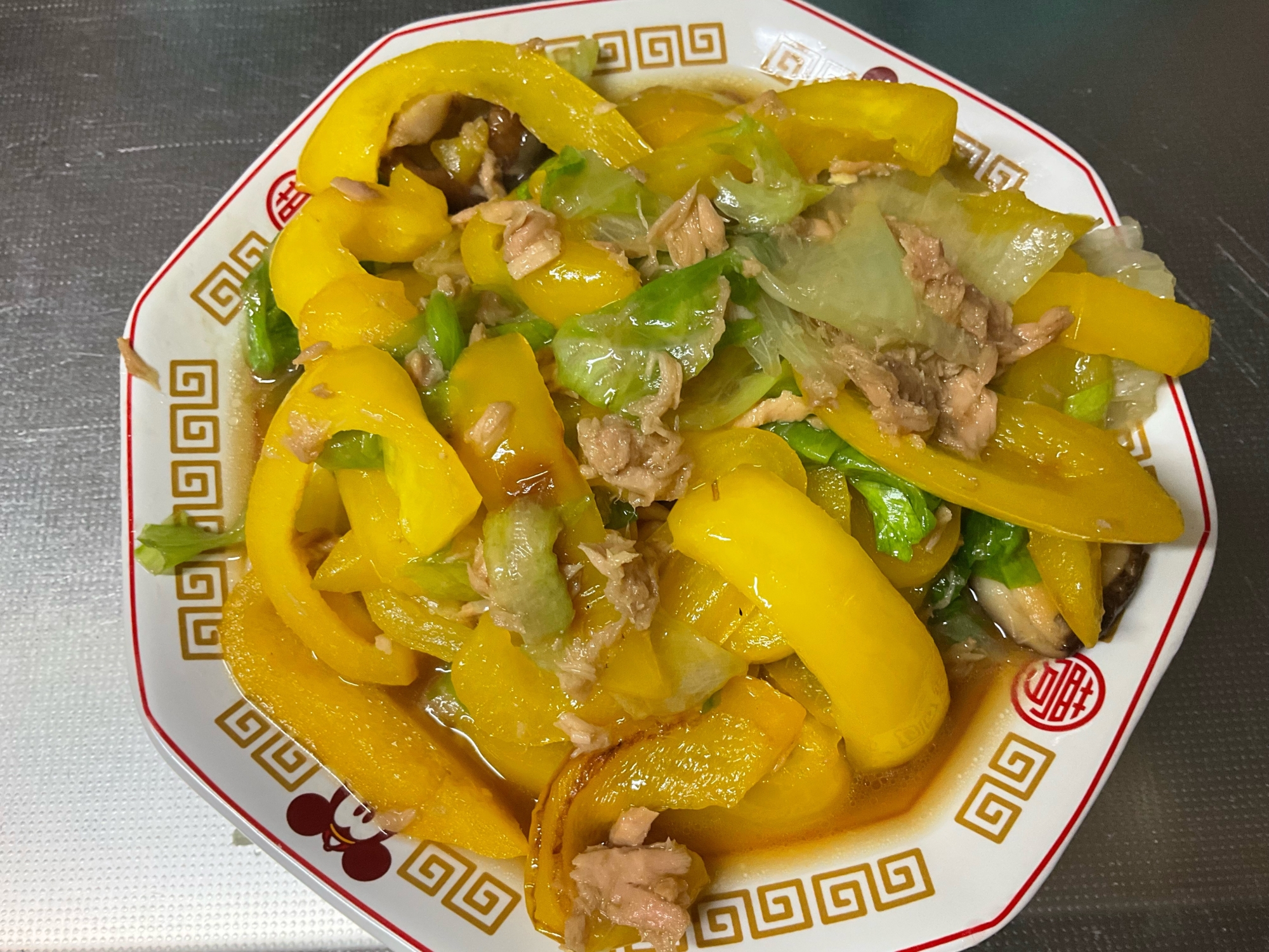 野菜たっぷり生椎茸・レタス・ツナ缶でパプリカ炒め煮