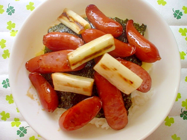 ウインナーとネギで焼き鳥のタレ海苔チーどんぶり☆