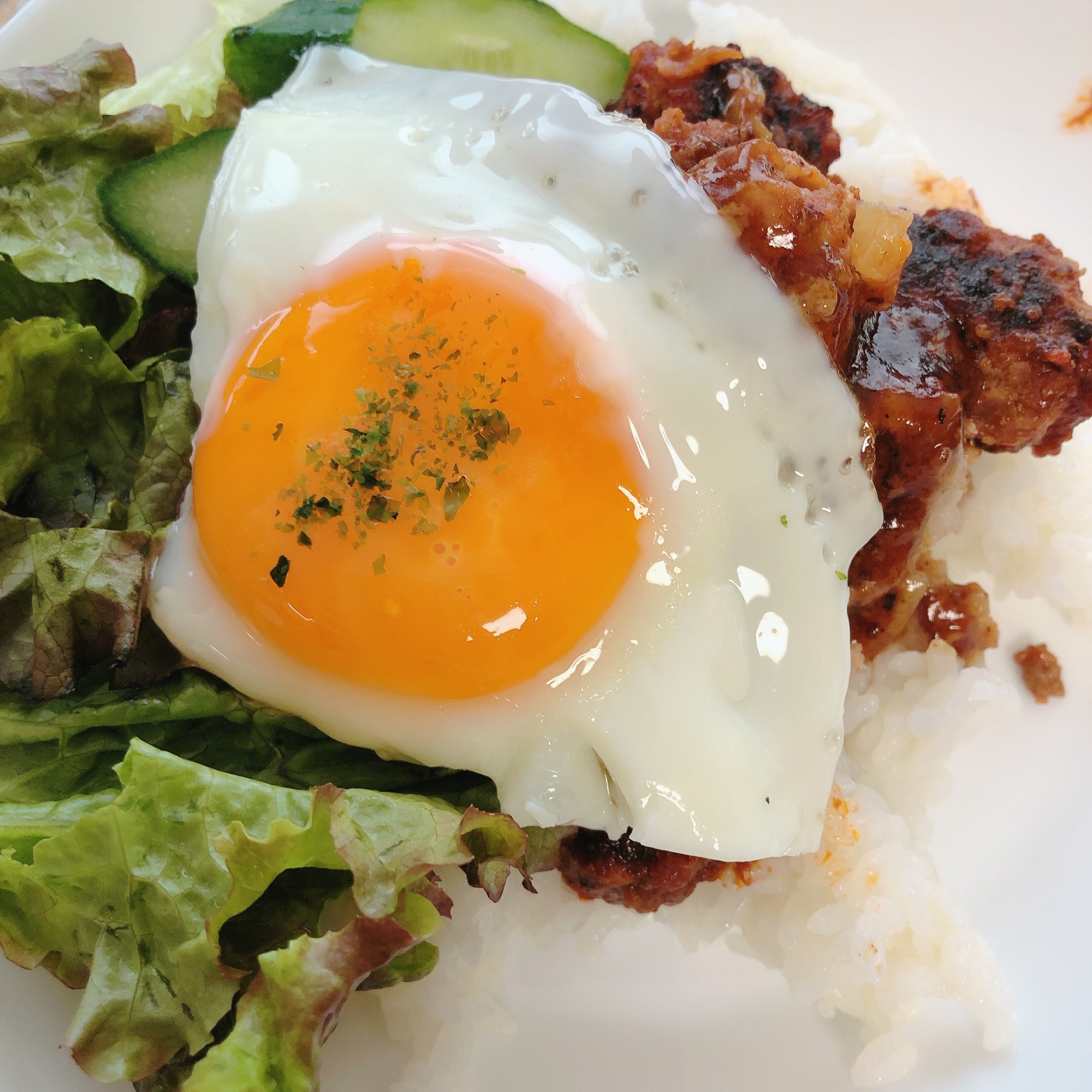 余ったハンバーグでロコモコ丼