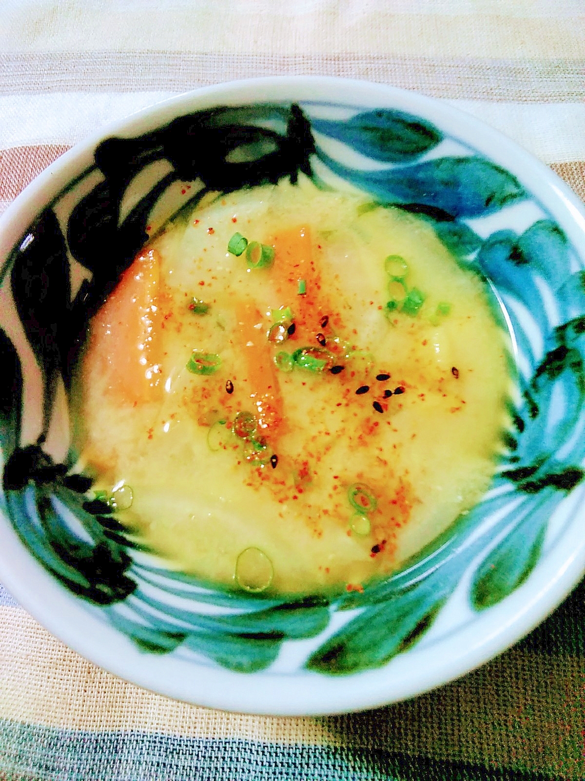 にんじんと大根と油揚げの七味入りおみそ汁