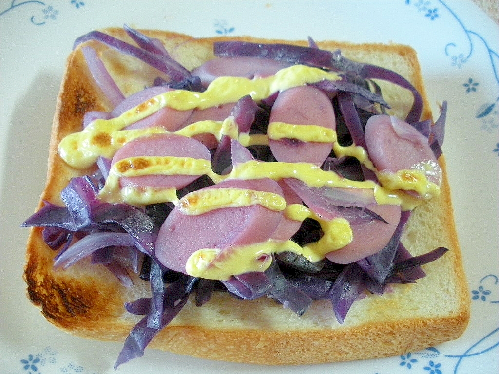 お夜食に！紫キャベツと魚肉ソーセージの炒めトースト