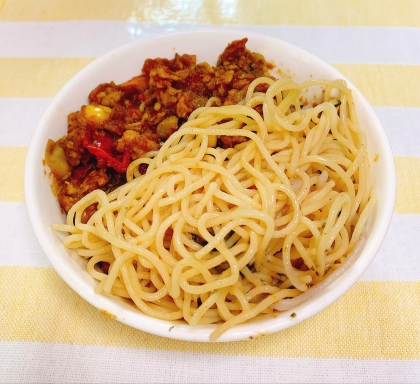 とらねこのぱせりさん♪盛り付けを間違えてしまいました！パスタの下にミートソースが,,• •,,٥（笑）