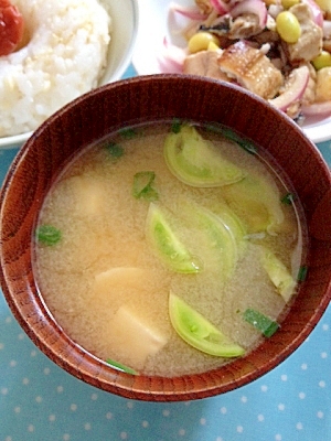 未熟トマト(青トマト)と豆腐のお味噌汁♪