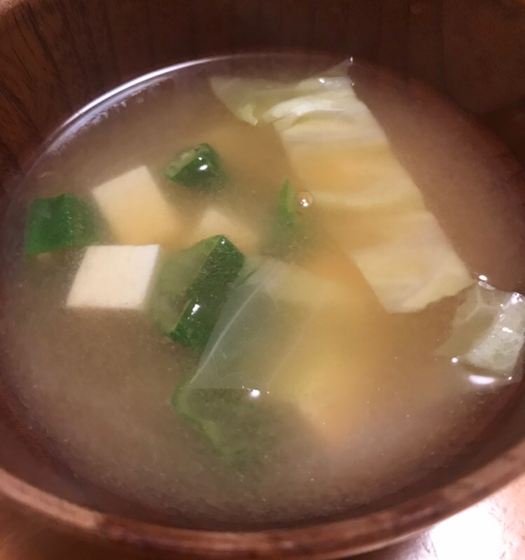 豆腐とキャベツ、オクラの味噌汁