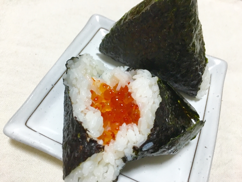 ちょっぴり豪華!!醤油漬けいくらのおにぎり♡