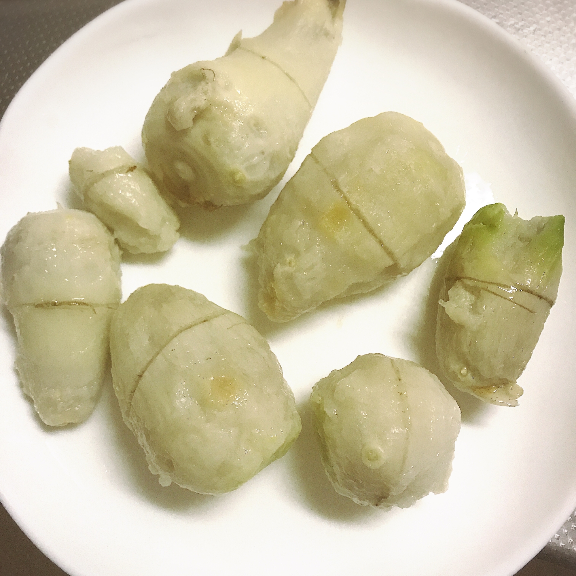 つるんと簡単！レンジで里芋皮むき