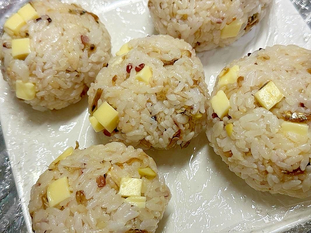 お醤油じゃーしたおじゃこにモッツァの混ぜ混ぜ玉！