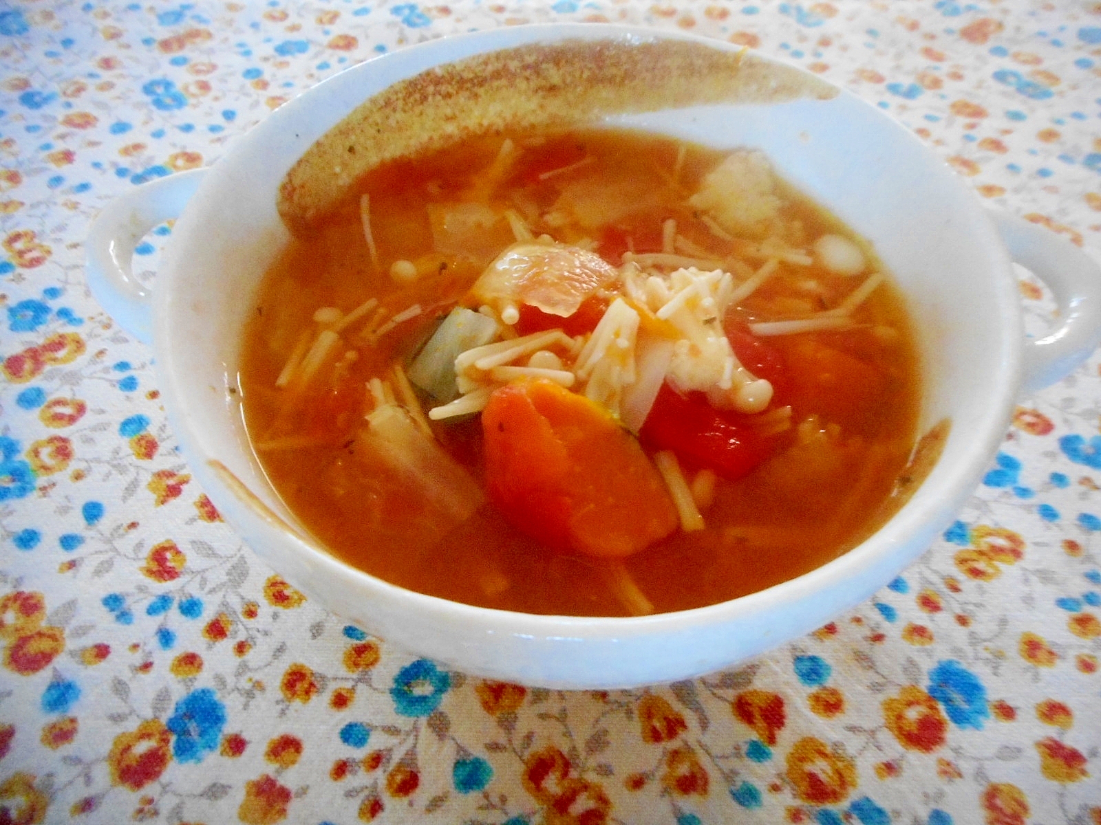 カボチャとえのきとトマトのバジル風味スープ