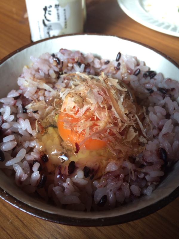 雑穀ご飯で鰹香る卵かけ御飯