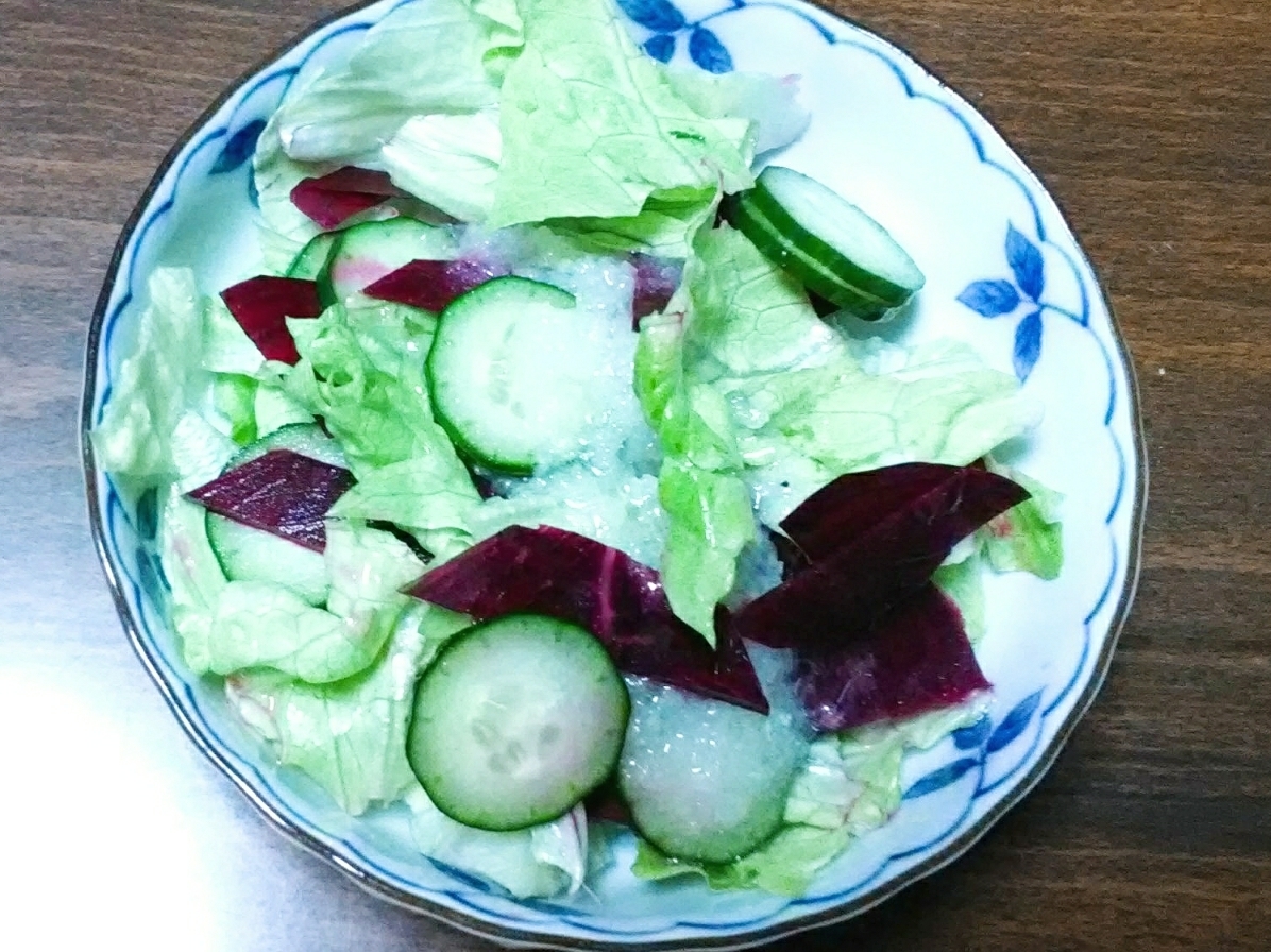 胡瓜とレタスと紫キャベツのサラダ
