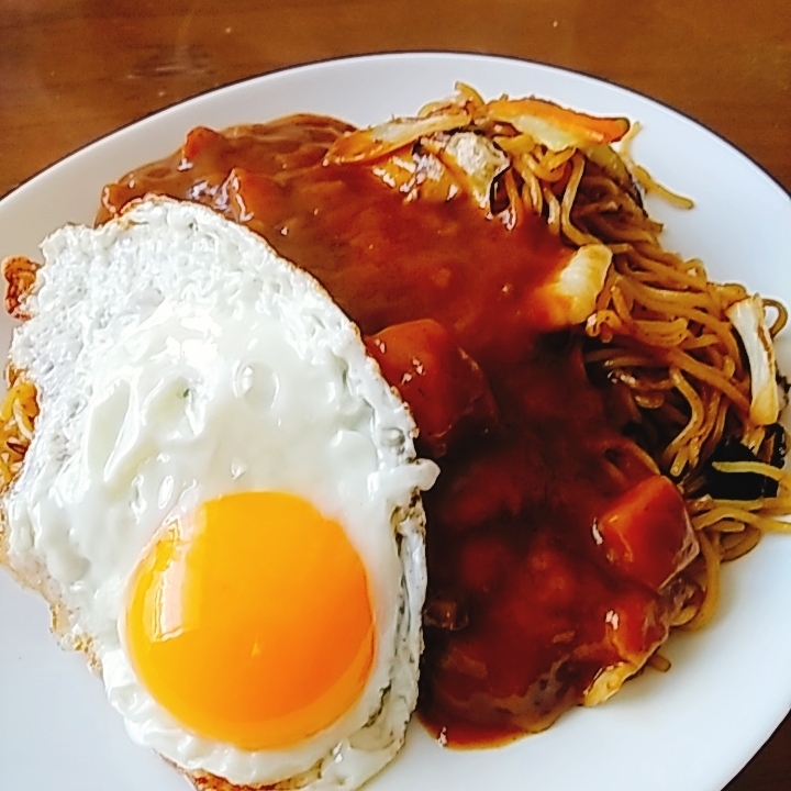 カレー焼きそば　目玉焼き乗せ