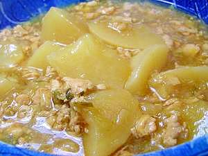 青い器に盛り付けられた聖護院大根のひき肉あんかけ