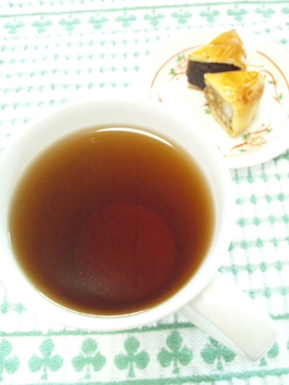 うふふ♡横浜中華街土産の月餅と一緒に、濃いめのほうじ茶いただきましたぁ(✿◕‿◕)o<■~~
月餅が濃厚なので甘味なしですが…ほうじ茶飲むとほっとしますね＾＾♪