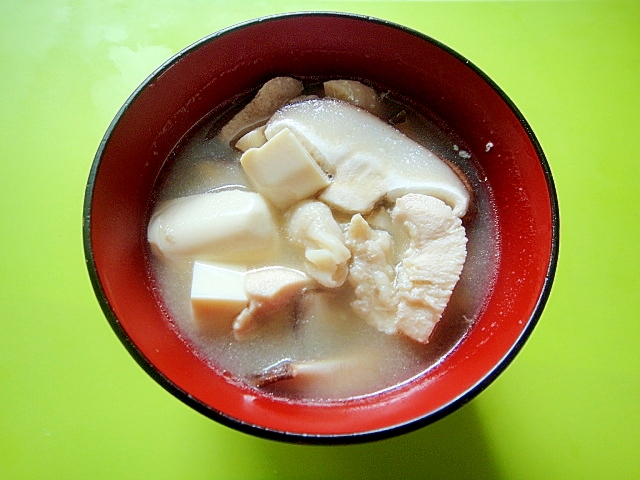 豆腐と鶏むね肉椎茸の味噌汁