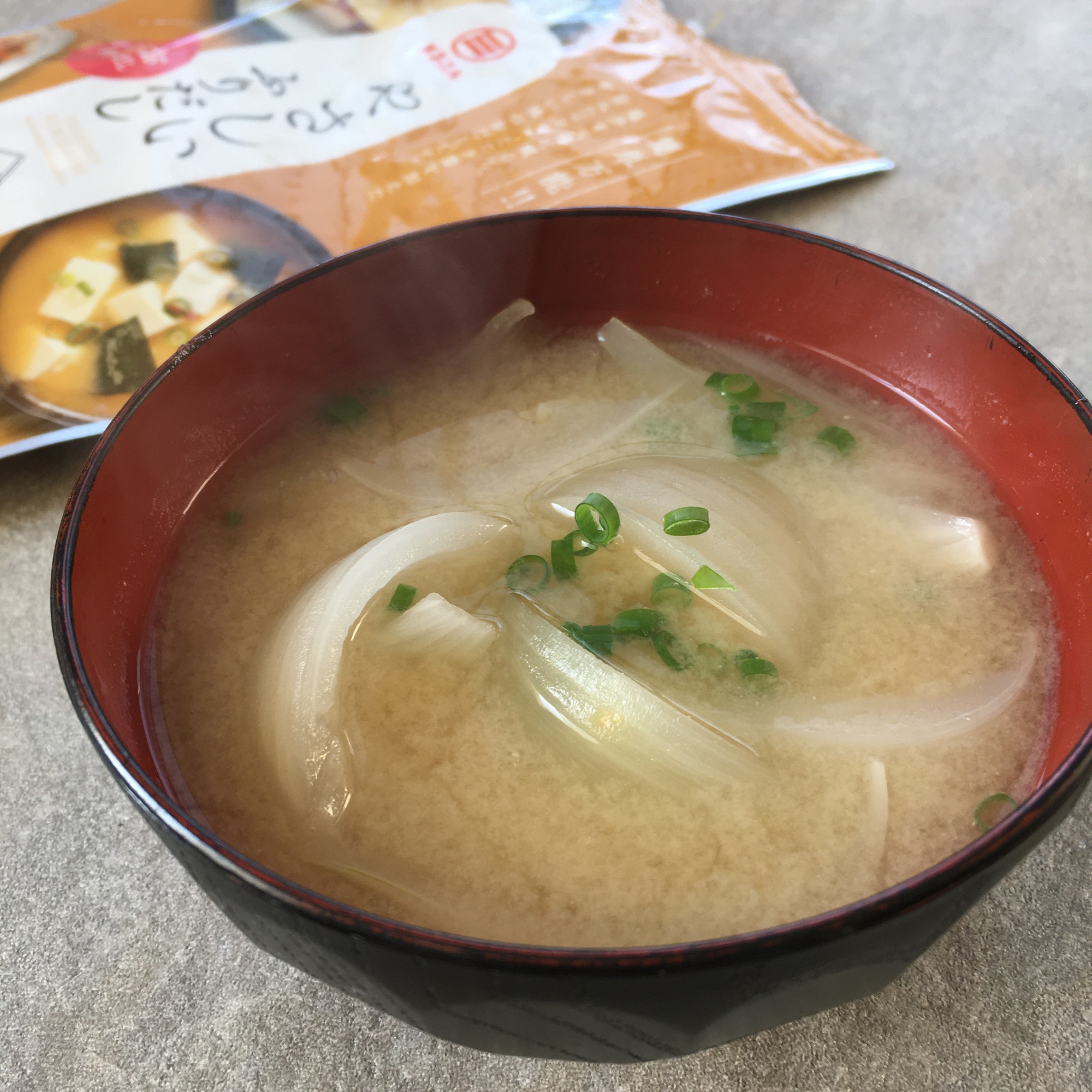 まるさんやさしいふりだしde新玉ねぎのお味噌汁♪